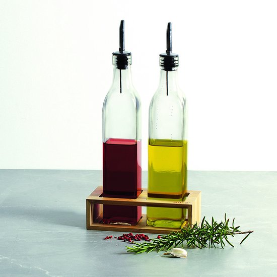 Bouteilles d'huile d'olive dans un support en bambou