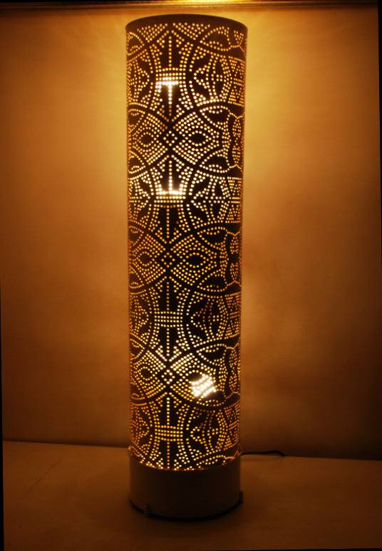 Grand lampadaire oriental blanc en filigrane