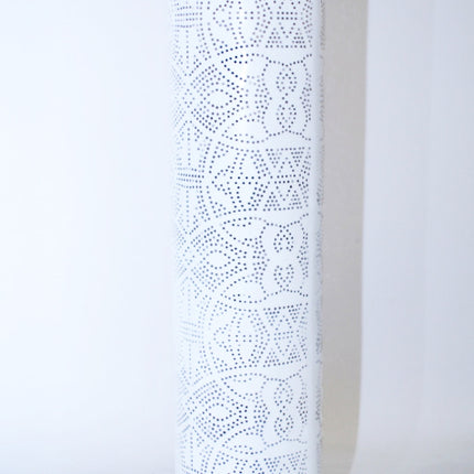 Grand lampadaire oriental blanc en filigrane