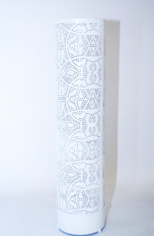 Grand lampadaire oriental blanc en filigrane