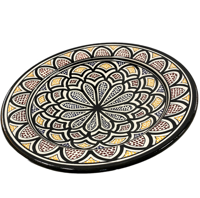 Plat fait main en faïence avec motifs