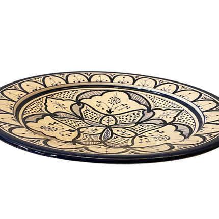 Plat marocain bleu avec motifs floraux