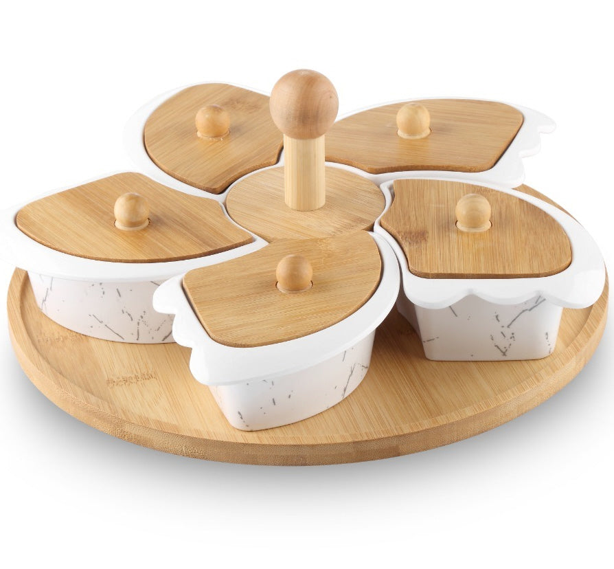 Serveer tapasschaal op houten draaiplateau met melamine schaaltjes