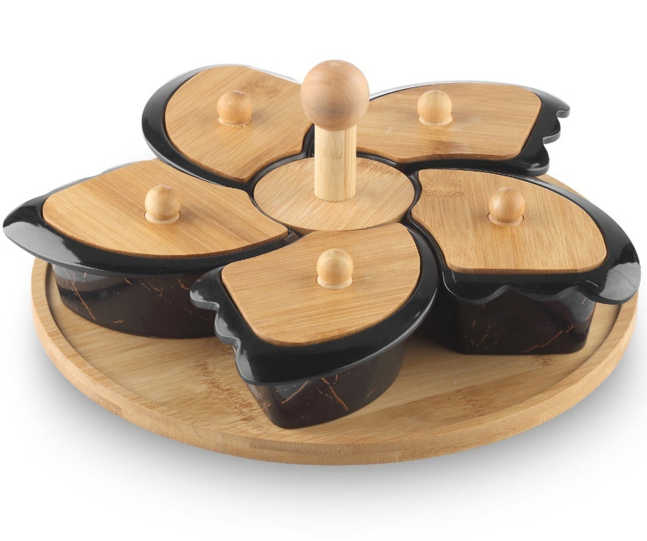 Serveer tapasschaal op houten draaiplateau met melamine schaaltjes