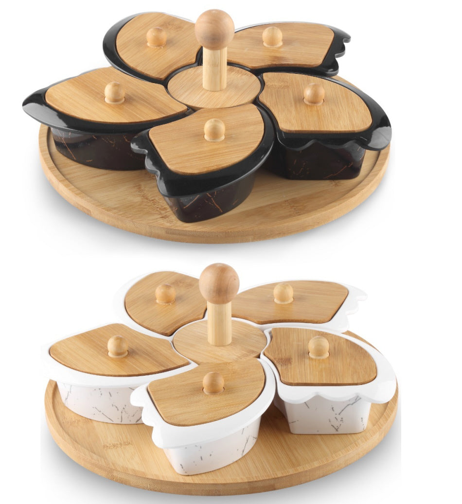 Serveer tapasschaal op houten draaiplateau met melamine schaaltjes
