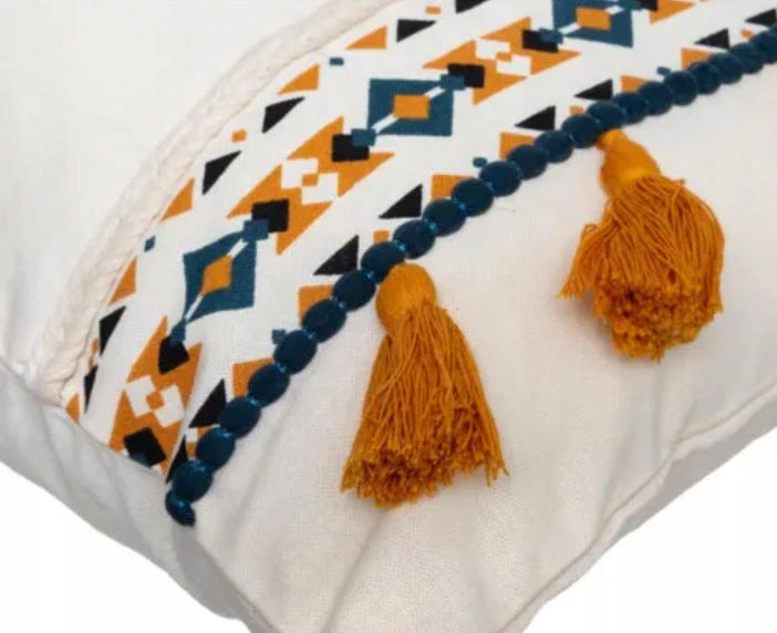 Sierkussen met franjes in de stijl van boho/ethno
