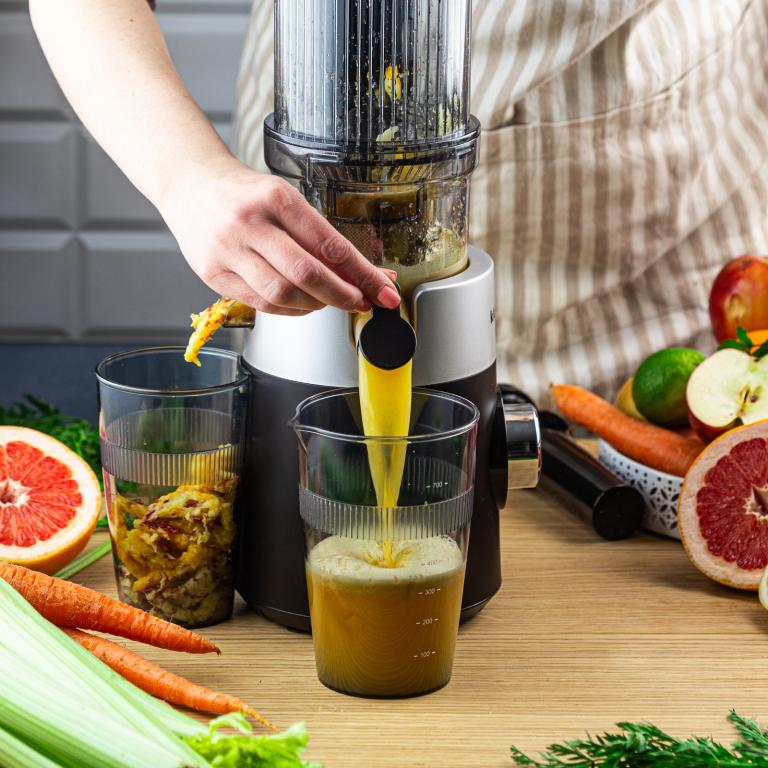 Klausberg KB-7871 Slow Juicer – Cold Press – Leiser vertikaler Entsafter mit breiter Einfüllöffnung – Obstpresse – Schwarz / Silber