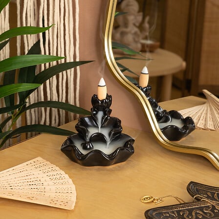 Fontaine à Encens en Céramique Noire avec 10 Cônes d'Encens – Élégant Set d'Aromathérapie (9,5x10,5 cm)
